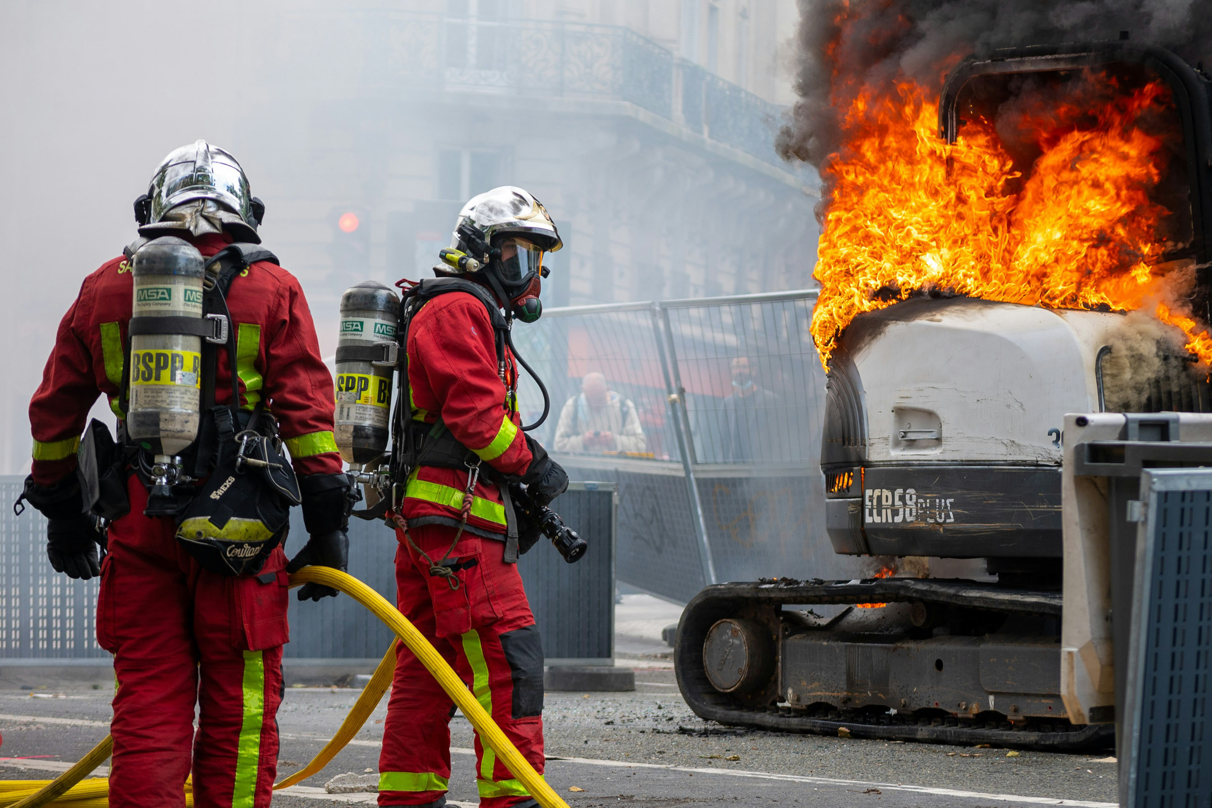 Two French firefighters at a live fire