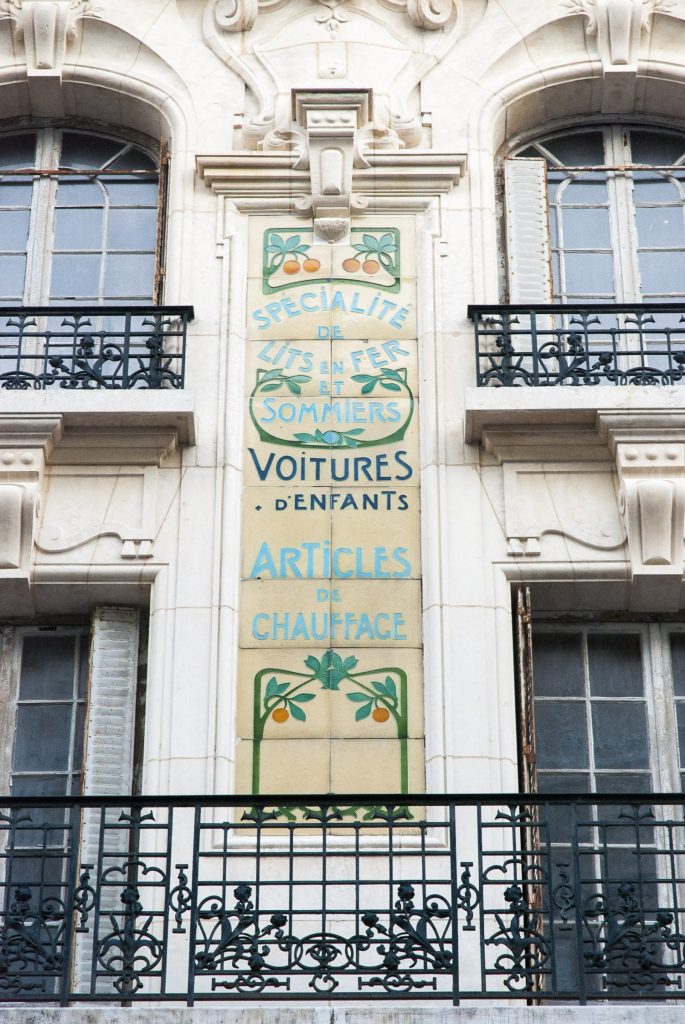 Art Nouveau shopfront details © Roger Moss
